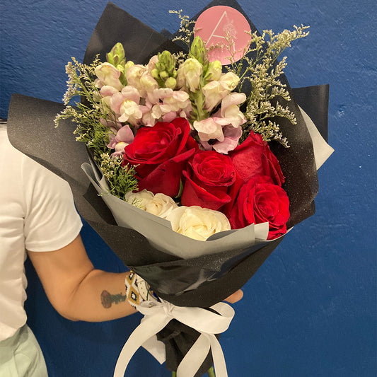 Ramo de rosas rojas y Blancas